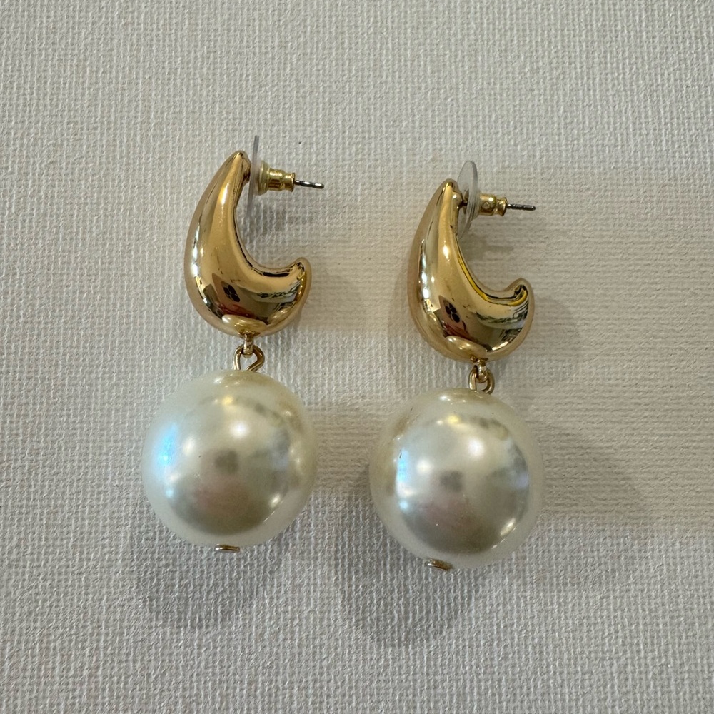 Elegant Gold and Pearl Drop Earrings